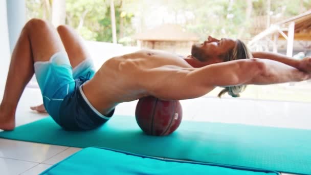 Jeune Homme Forme Fait Yoga Avec Balle Homme Caucasien Effectue — Video