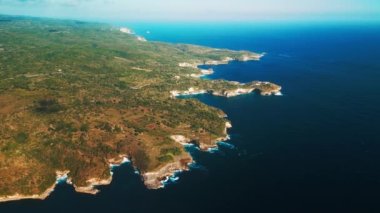 Endonezya Bali yakınlarındaki Nusa Penida adasının havadan görüntüsü