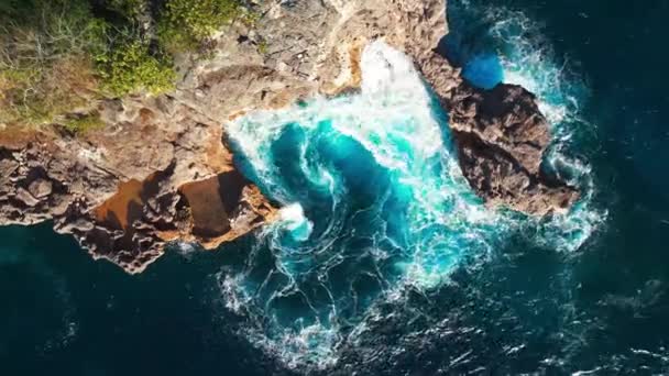 インドネシアのヌサペニダ島の岩場の海岸の空中トップダウンビュー — ストック動画