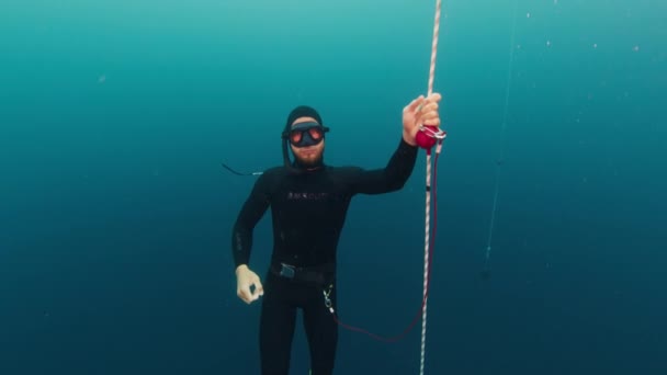 Mannelijke Freediver Doet Statische Adem Houden Diepte Tijdens Het Opwarmen — Stockvideo