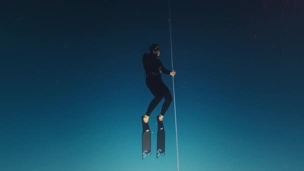 Freediver Trabalha Com Cordas Homem Mergulhador Livre Treina Longo Corda — Vídeo de Stock