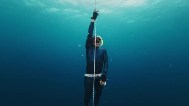 自由者在绳子上工作并提升 有信心的男子自由潜水者在开阔的海面上沿着绳索训练 并从海底上升 — 图库视频影像