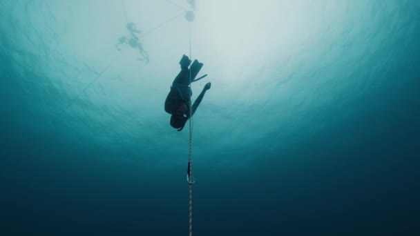 Nusa Penida Bali Indonesia July 2023 女自由者沿着缆绳在公海上训练 并下降到海底 — 图库视频影像