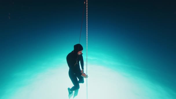 Freediver Iple Çalışıyor Serbest Dalgıç Adam Açık Denizde Boyunca Eğilir — Stok video