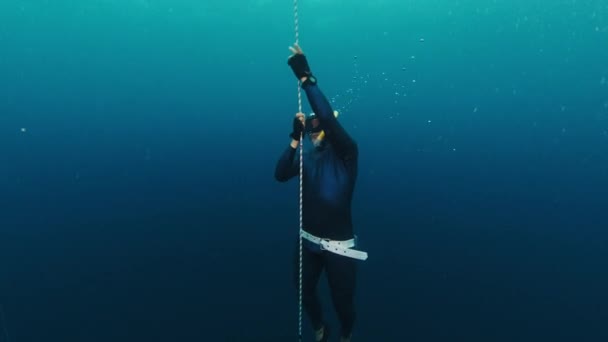 自由者在绳子上工作并提升 有信心的男子自由潜水者在开阔的海面上沿着绳索训练 并从海底上升 — 图库视频影像
