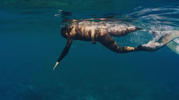Nusa Penida Bali Indonesia July Asian Man Swims Underwater Sea — Stock video