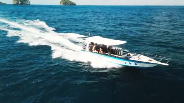 Nusaペニダ Bali インドネシア July 2023 ヌサペニダ島の海岸近くに移動するダイバーとスピードボートの空中追跡映像 — ストック動画