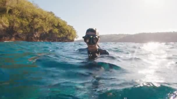 Mutlu Bir Kurtarıcının Portresi Denizde Yüzen Genç Gülen Kadın Dalgıcın — Stok video