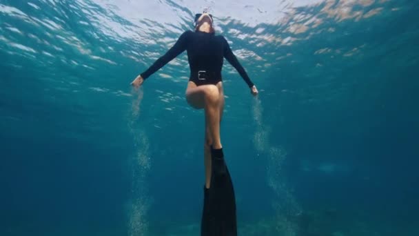 Vrouwelijke Vrijduiker Stijgt Jonge Vrouwelijke Freediver Zwemt Onder Water Speelt — Stockvideo