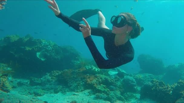 女自由人喜欢在礁石上游泳 在印度尼西亚巴厘岛的努沙佩尼达岛上 年轻的女自由选手在水下游泳 探索健康的珊瑚礁 — 图库视频影像
