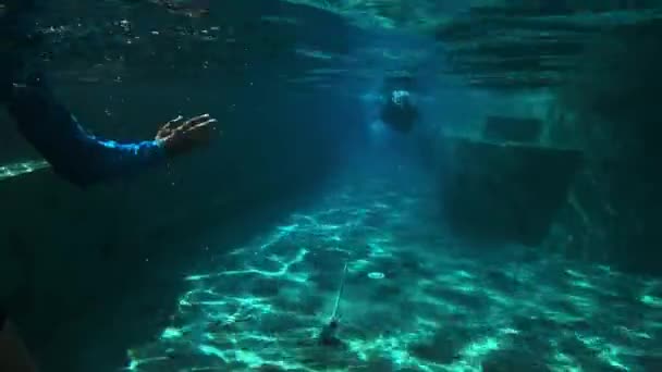 Entrenamiento Piscina Freedivers Hacer Ejercicio Piscina Vista Submarina Gente Nadando — Vídeo de stock