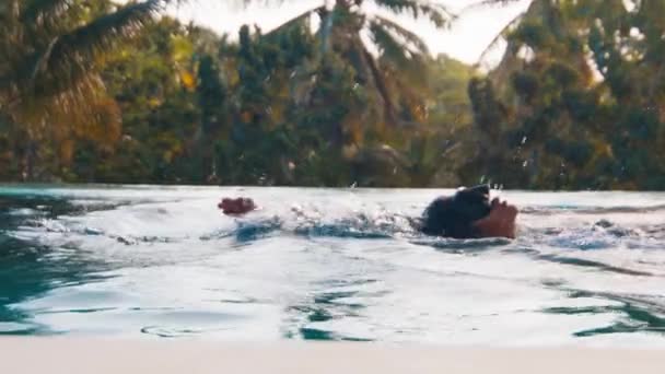 Svømmebasseng Trening Kvinne Maske Svømmer Baksiden Bassenget Med Tropisk Bakgrunn – stockvideo