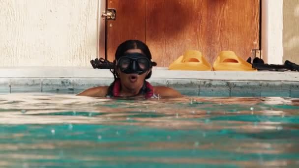 Svømmebasseng Trening Indisk Kvinne Frigjort Dykker Trener Bassenget – stockvideo