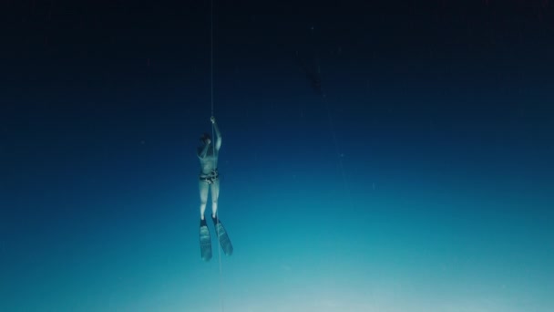 Vrouw Freediver Traint Langs Het Touw Daalt — Stockvideo