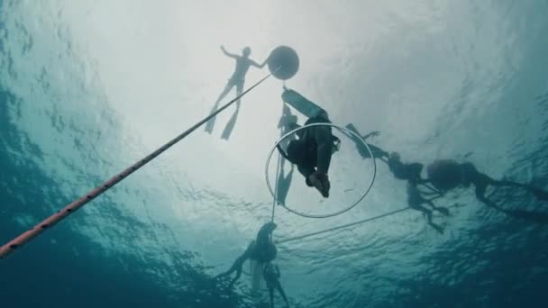 Freediver Úszik Víz Alatt Kötél Mentén Merül Buborék Gyűrű Sziluettje — Stock videók