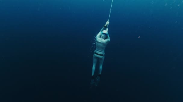 Freediver Trabaja Cuerda Asciende Buzo Libre Femenino Seguro Entrena Largo — Vídeos de Stock