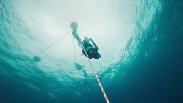 Freediver Turun Bekerja Sepanjang Tali Wanita Penyelam Bebas Berenang Kedalaman — Stok Video