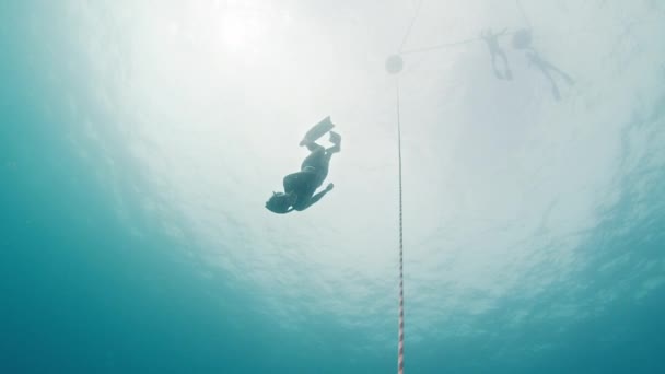 Freediver Trabalha Longo Corda Mulher Mergulhador Livre Treina Longo Corda — Vídeo de Stock