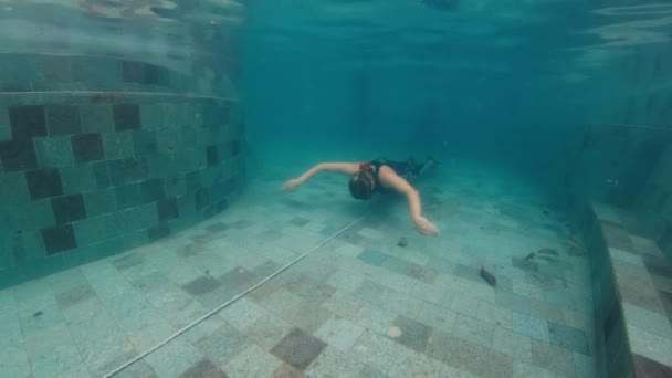 Freediver Trains Pool Woman Freediver Works Out Pool — Stock Video