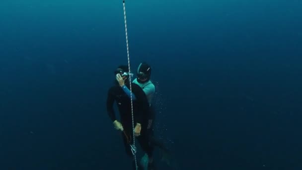 救援人员在绳子上工作 练习营救 自由女潜水者在昏厥后把她的朋友从水深火热中解救出来 — 图库视频影像
