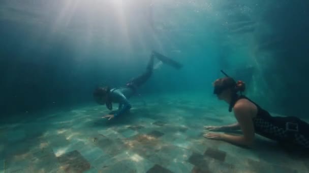 Freedivers Train Pool Confused Beginner Freediver Underwater Pool — Stock Video