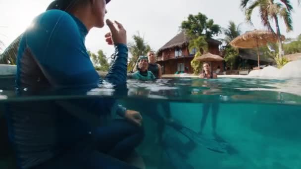 Freediver Lar Havuzda Antrenman Yapıyor Antrenör Havuzda Çalışan Bir Grup — Stok video