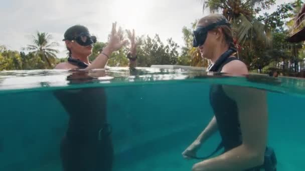 Freedivers Entrenar Piscina Mujer Entrenador Freediving Explica Algo Otra Mujer — Vídeos de Stock