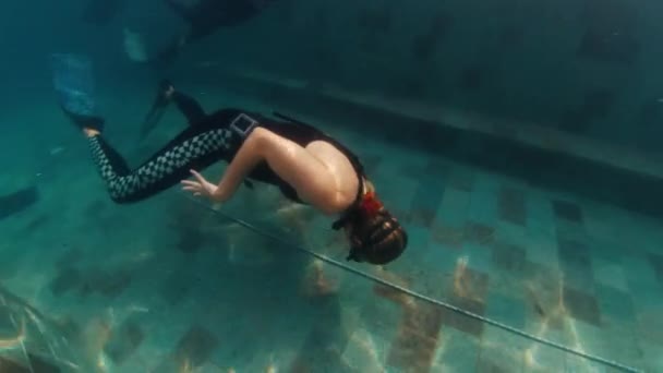 Svobody Trénují Bazénu Trénují Záchranu Bazénu Skupina Potápěčů Cvičí Bazénu — Stock video