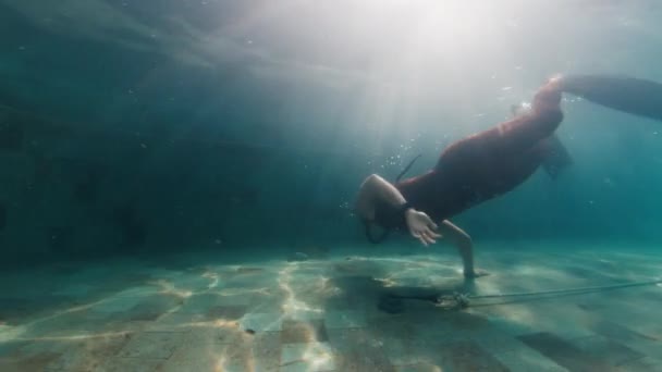 Les Trains Freediver Dans Piscine Femme Freediver Travaille Dans Piscine — Video
