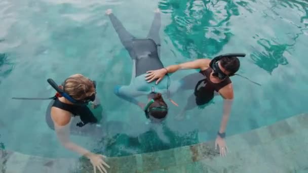 Freedivers Havuzda Statik Soluk Tutma Egzersizi Yapıyor Bir Grup Nakliyeci — Stok video