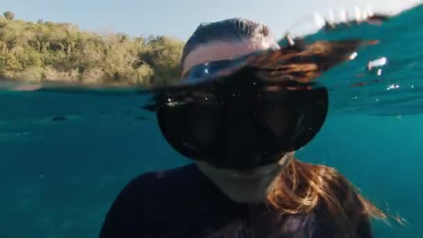 Портрет Фрідайвера Портрет Молодої Вільної Жінки Плаває Морі Роздвоєний Підводний — стокове відео
