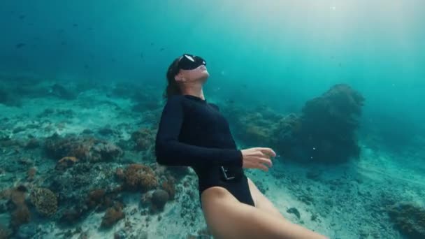 Kobieta Freediver Rafie Młoda Kobieta Freediver Pływa Pod Wodą Bada — Wideo stockowe