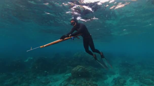 海のスピードフィッシング 男はスピーガルンをリロードする スパルガンとの解放された狩猟の水中眺め — ストック動画