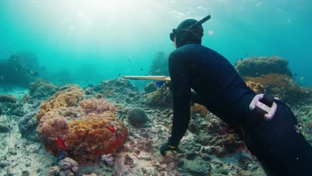 Pesca Com Lança Mar Homem Lança Espadas Mar Com Espingarda — Vídeo de Stock