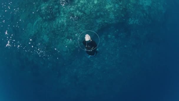 Freediver Ανεβαίνει Αργά Από Βάθος Μέσα Από Δαχτυλίδι Φούσκα — Αρχείο Βίντεο