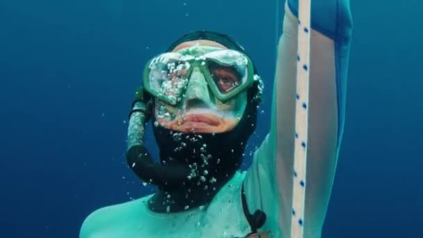 바다에서 자유로운 밧줄을 올라가는 프리다이버의 초상화 — 비디오