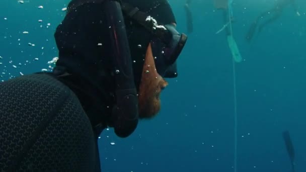 Close Portrait Male Freediver Ascending Rope Freedive Training Session Open — Stock Video