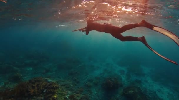 Memancing Laut Seorang Pria Membuat Tembakan Dengan Tombak Tapi Meleset — Stok Video