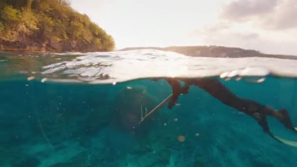 Pesca Com Lança Mar Freediver Inala Mergulha Com Espingarda Vista — Vídeo de Stock