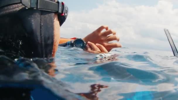 Freediver Встановлює Свої Годинники Перед Глибиною Платформи Дрейфуючи Відкритому Морі — стокове відео