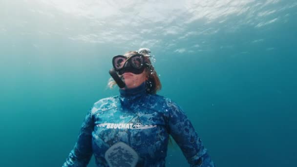 Bali Indonesia Juli 2023 Vrouwelijke Vrijduiker Stijgt Zee Tijdens Vrije — Stockvideo