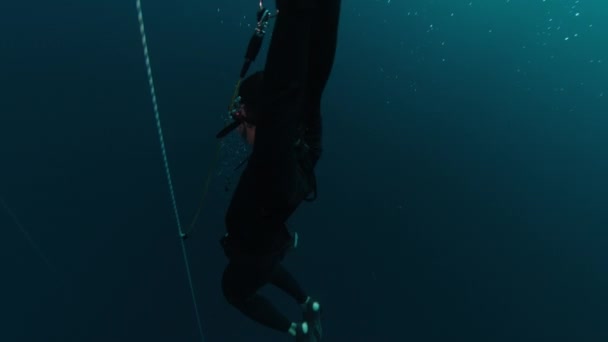 海のロープで解放された モノフィンでロープに沿って男性解放された — ストック動画