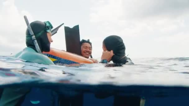 Freediver는 친구들과 기록을 축하하고 다이빙 행복을 공유합니다 — 비디오