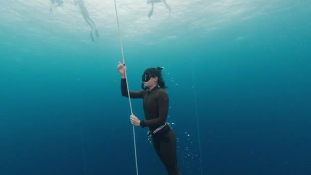 Freitaucherin Trainiert Meer Und Klettert Seil Entlang Freies Eintauchen Fim — Stockvideo