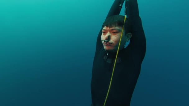 Freediving Corda Mar Homem Livre Desce Longo Corda Monofin — Vídeo de Stock