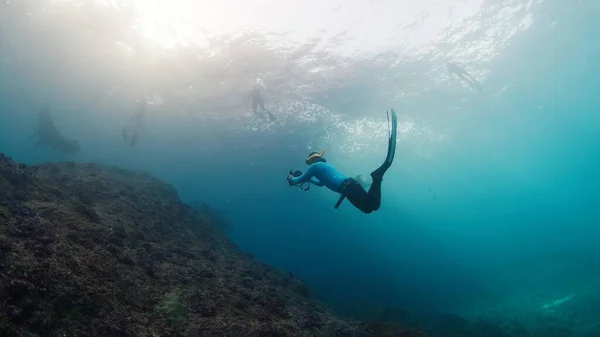 Fotógrafo Submarino Toma Fotos Manta Ray Freediver Con Películas Cámara — Foto de Stock