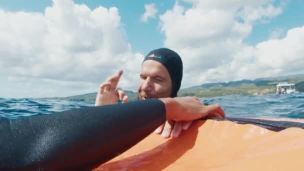 Masculino Livre Respira Bóia Após Mergulho Profundo Mostra Sinal Para — Vídeo de Stock