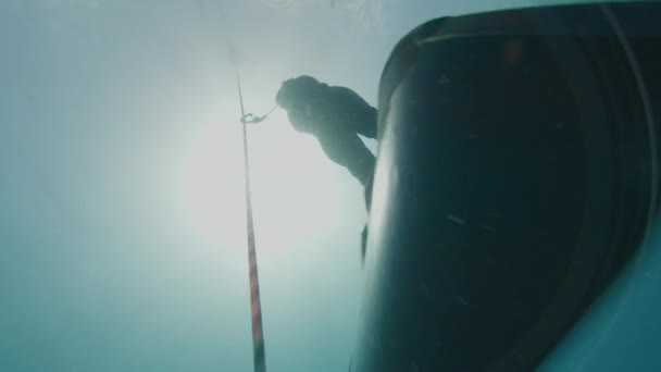 Freitauchen Auf Dem Seil Meer Männlicher Freitaucher Klettert Monoflosse Seil — Stockvideo