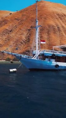 Endonezya 'daki Komodo Ulusal Parkı' nın havadan görünüşü. Kamera, geleneksel Endonezyalıların yörüngesinde teknede yaşıyor.