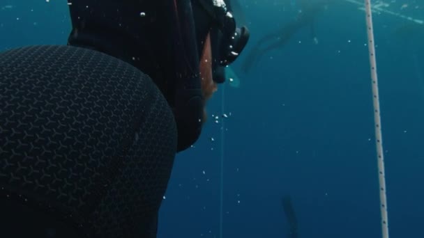 Male Freediver Ascending Rope Free Diving Work Out Open Sea — Stock Video